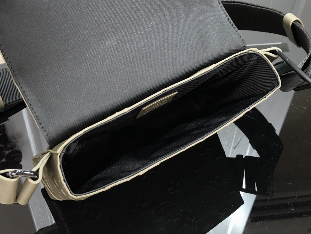 LV TRUNK MESSENGER M57952