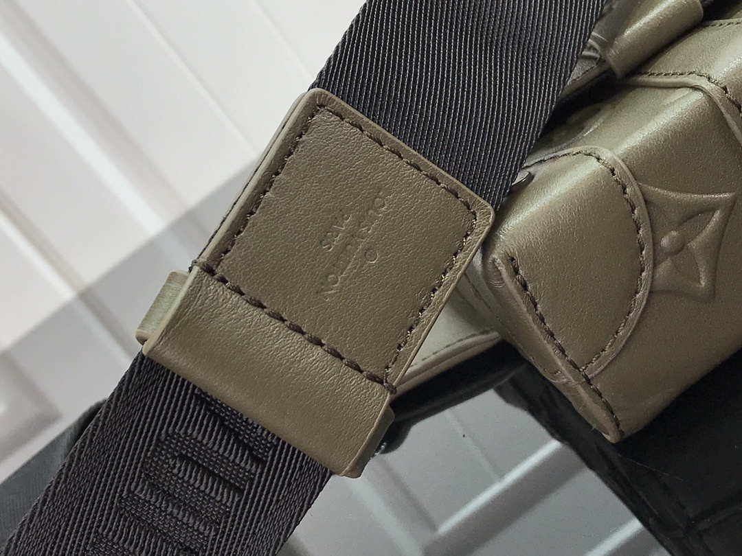 LV TRUNK MESSENGER M57952