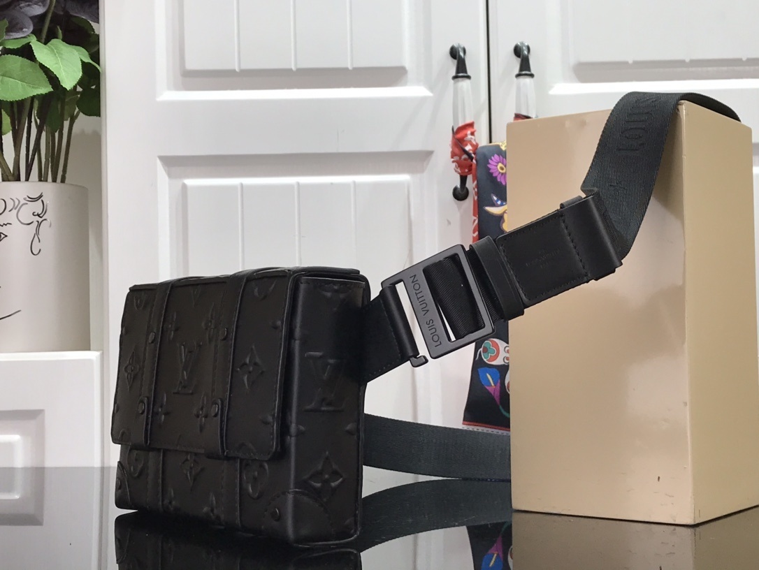 LV TRUNK MESSENGER M57952
