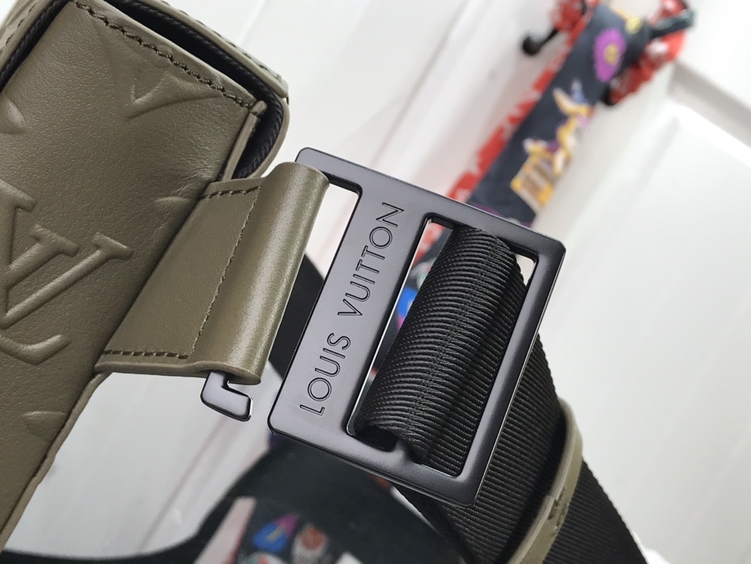 LV TRUNK MESSENGER M57952