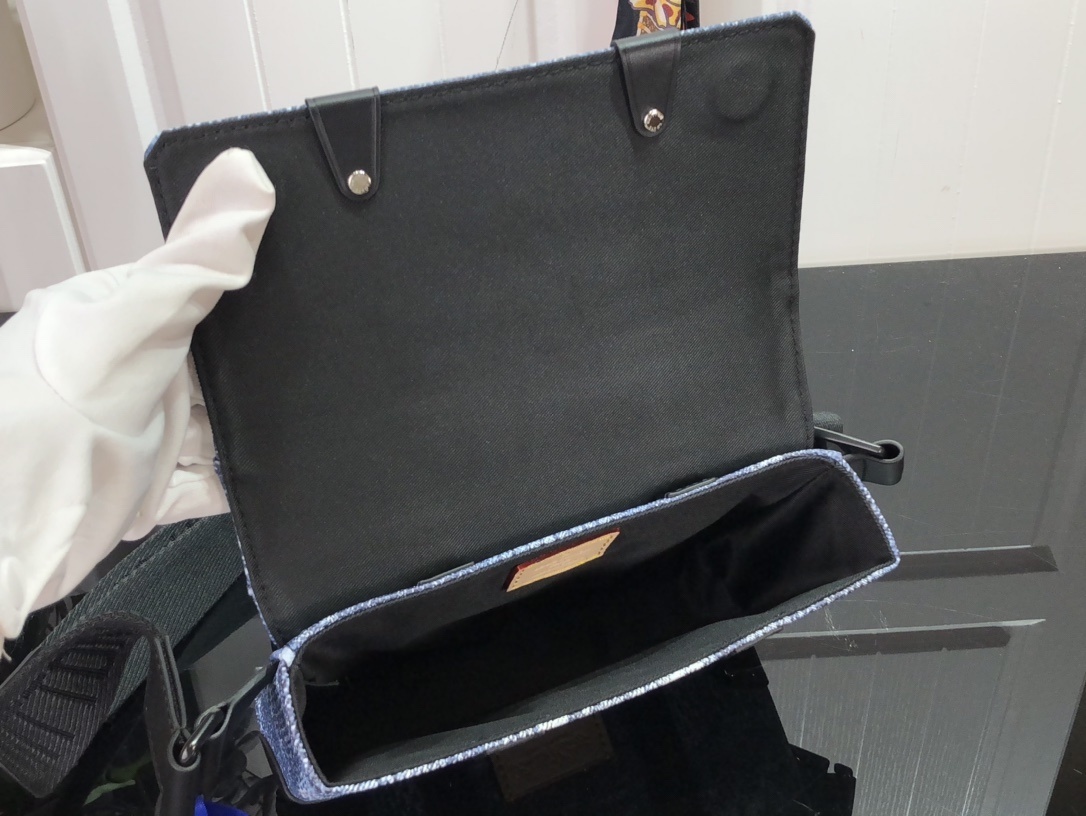 LV TRUNK SLINGBAG N50061 