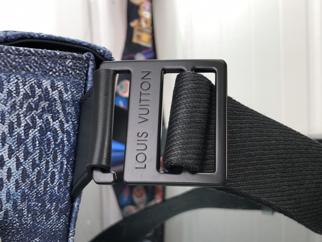 LV TRUNK SLINGBAG N50061 