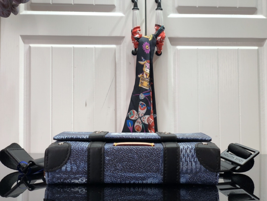 LV TRUNK SLINGBAG N50061 