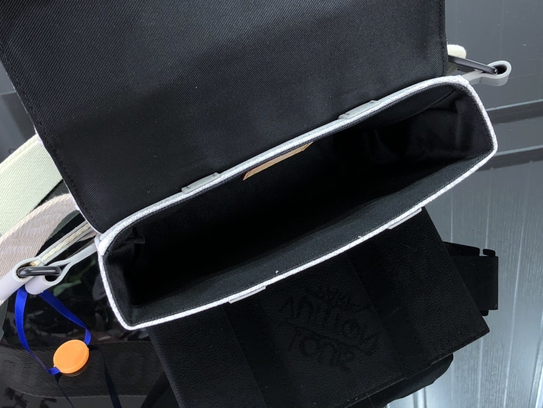 LV TRUNK SLINGBAG N50061 