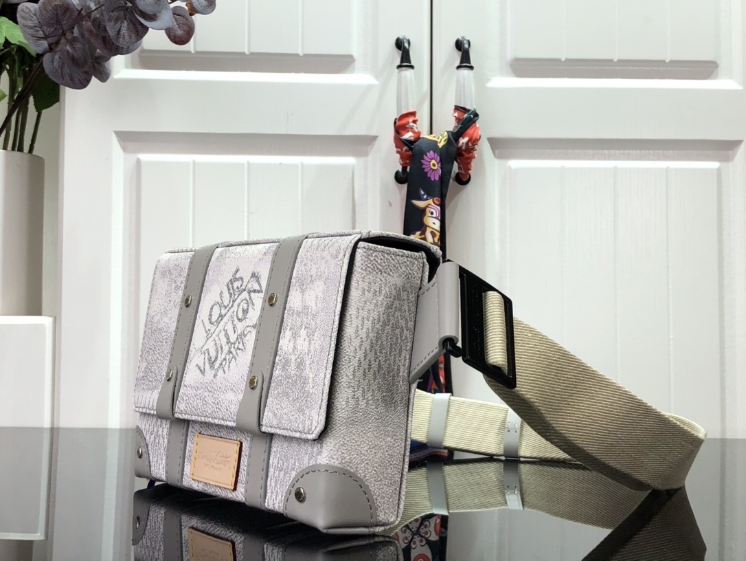 LV TRUNK SLINGBAG N50061 