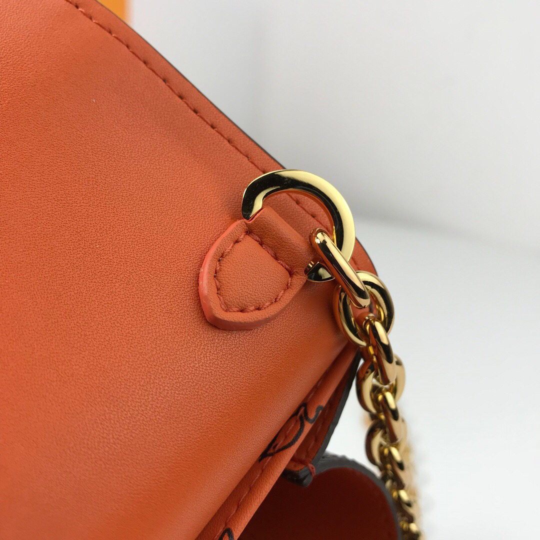 LV TWIST CHAIN wallet M63888