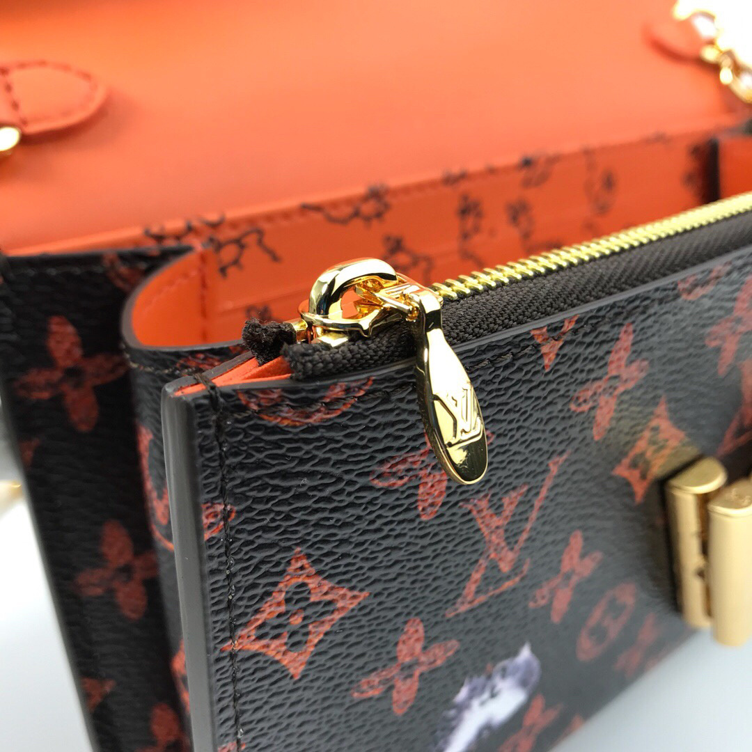 LV TWIST CHAIN wallet M63888