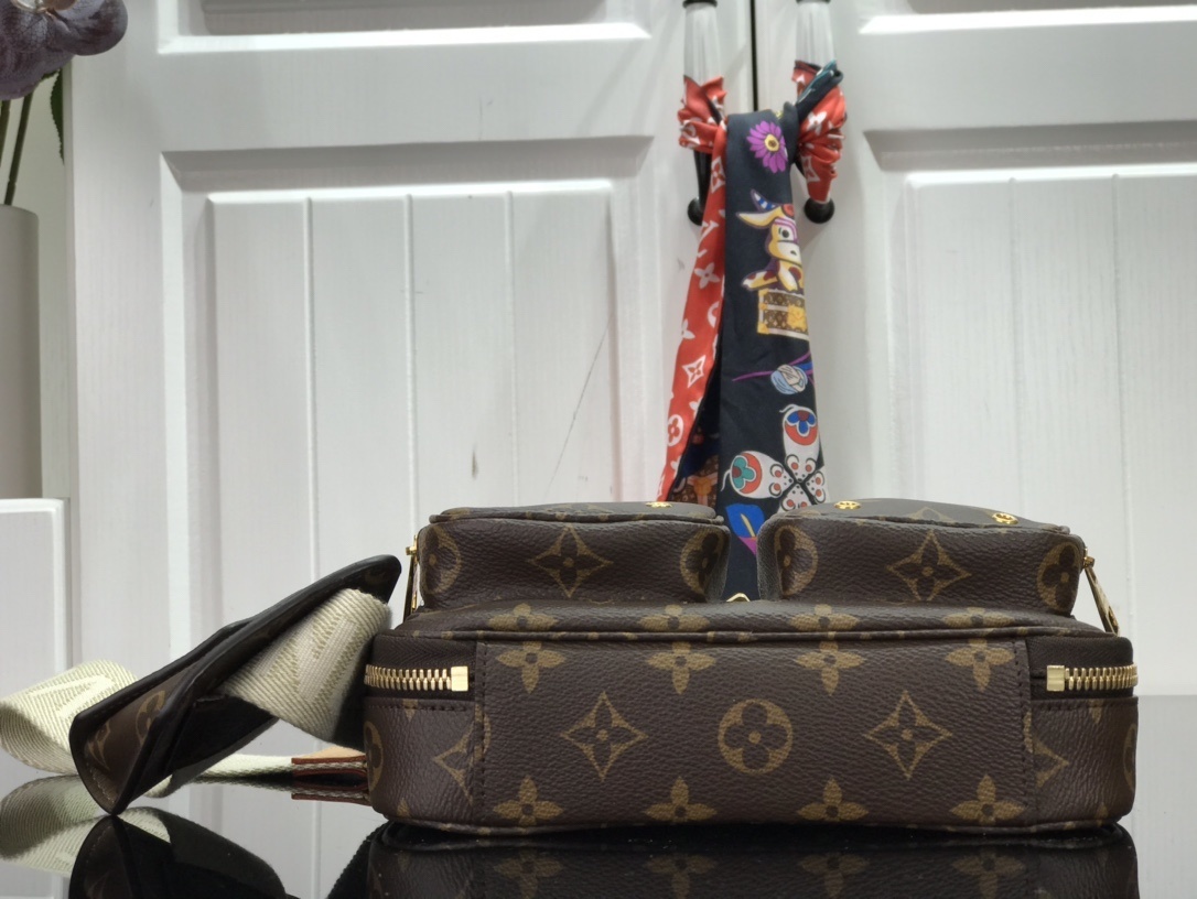 LV UTILITY CROSSBODY M80446