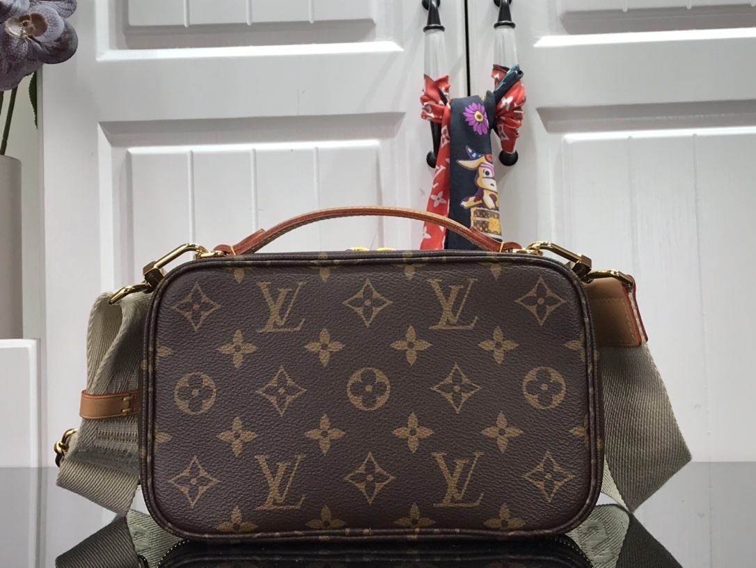 LV UTILITY CROSSBODY M80446