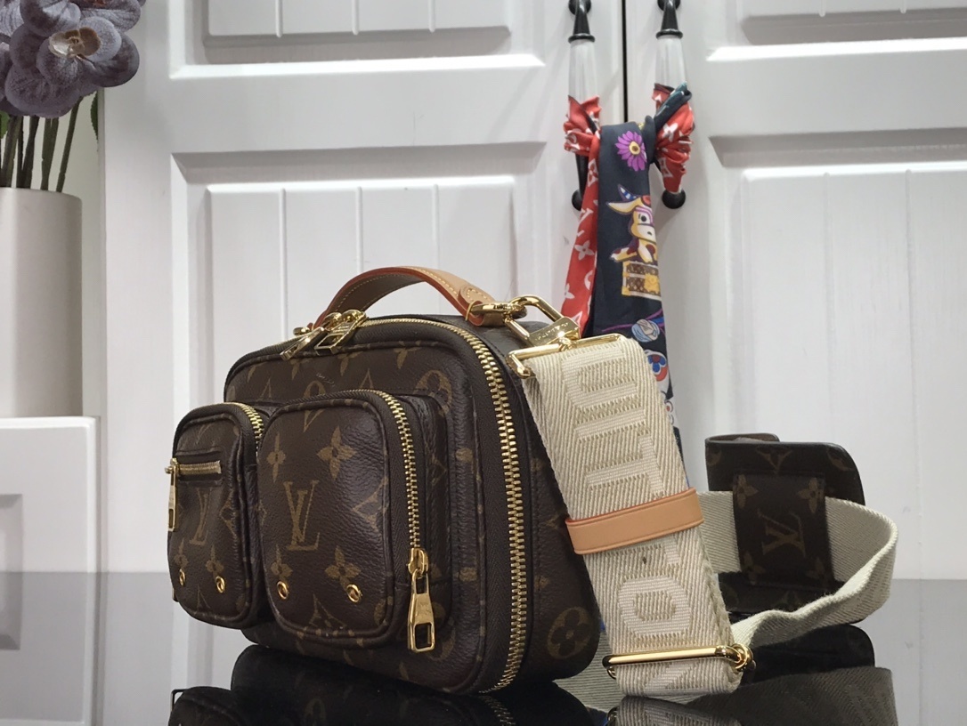 LV UTILITY CROSSBODY M80446