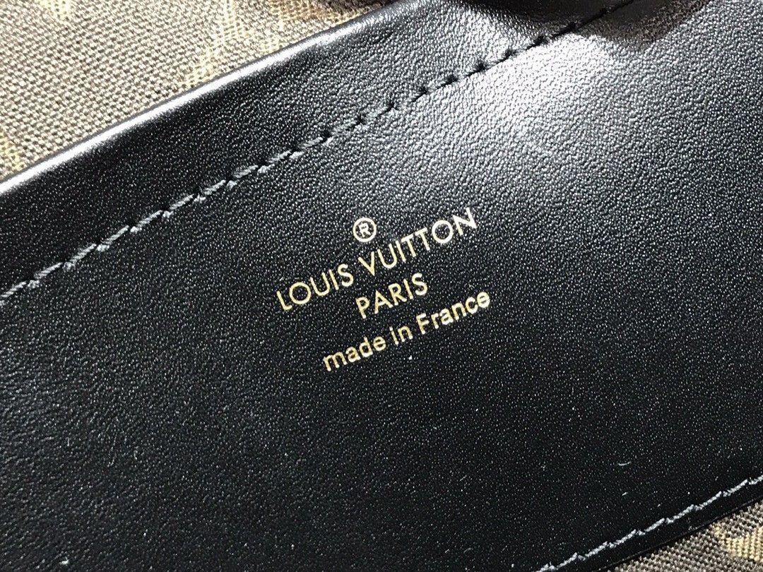 LV UTILITY CROSSBODY M80450
