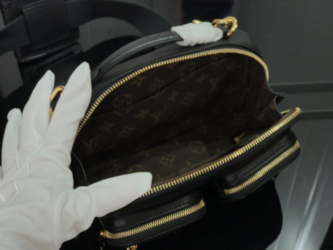 LV UTILITY CROSSBODY M80450