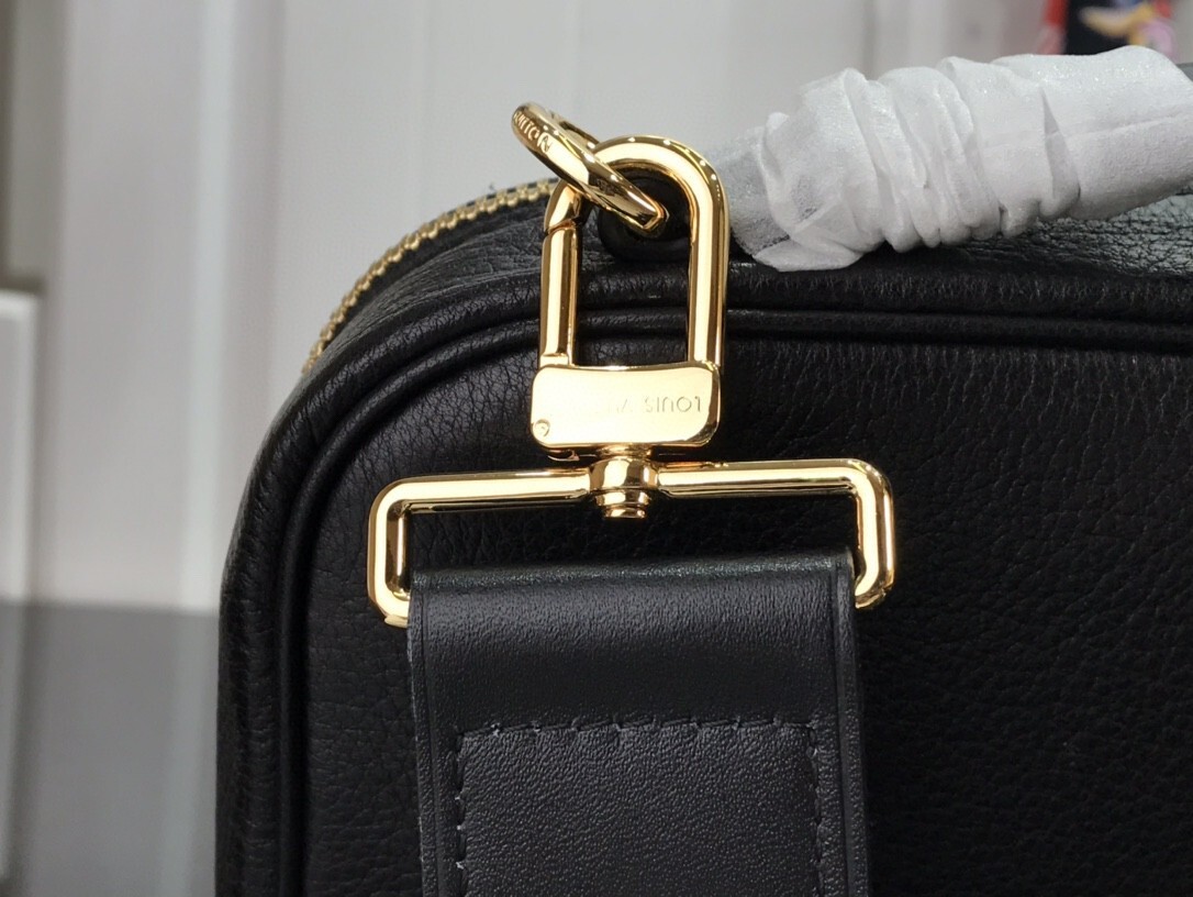 LV UTILITY CROSSBODY M80450