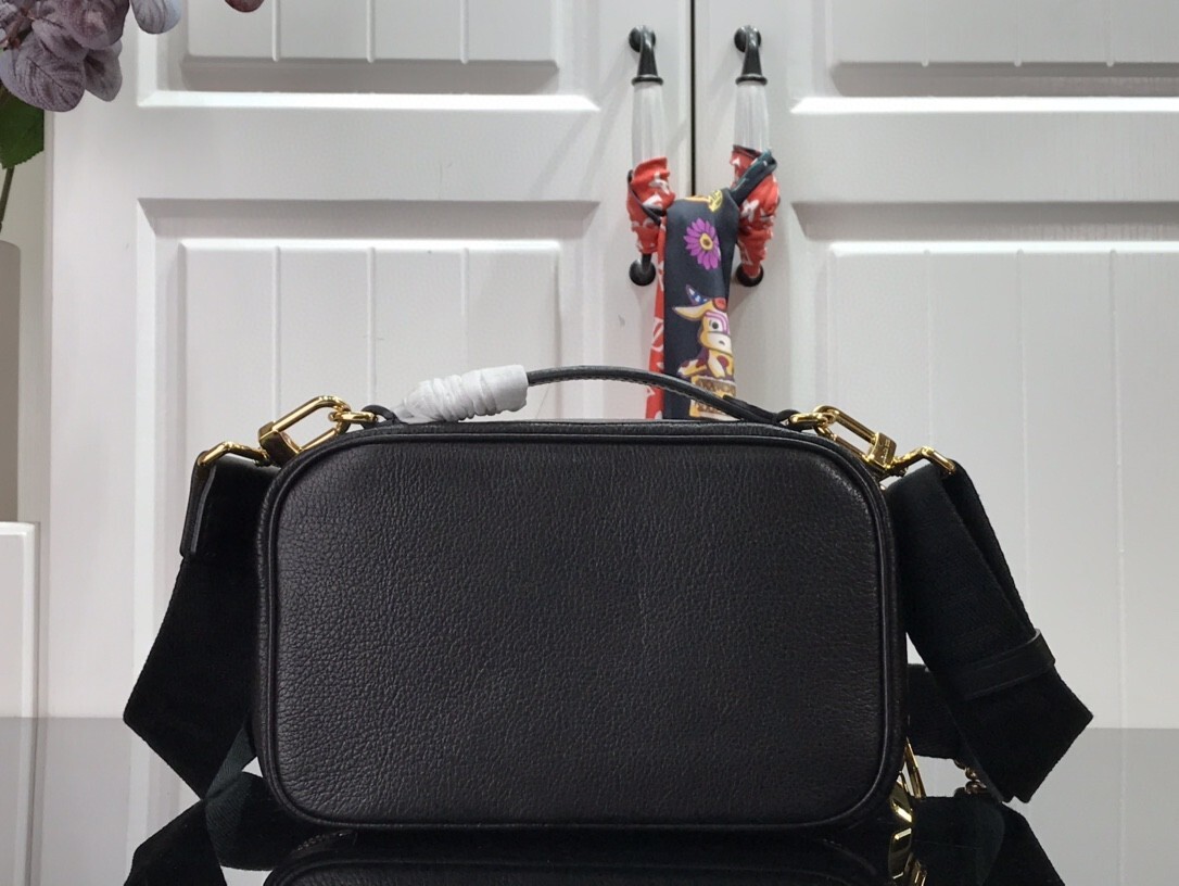 LV UTILITY CROSSBODY M80450