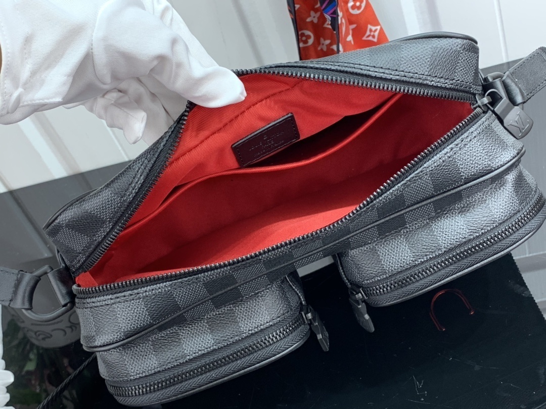 LV UTILITY MESSENGER BAG N40280