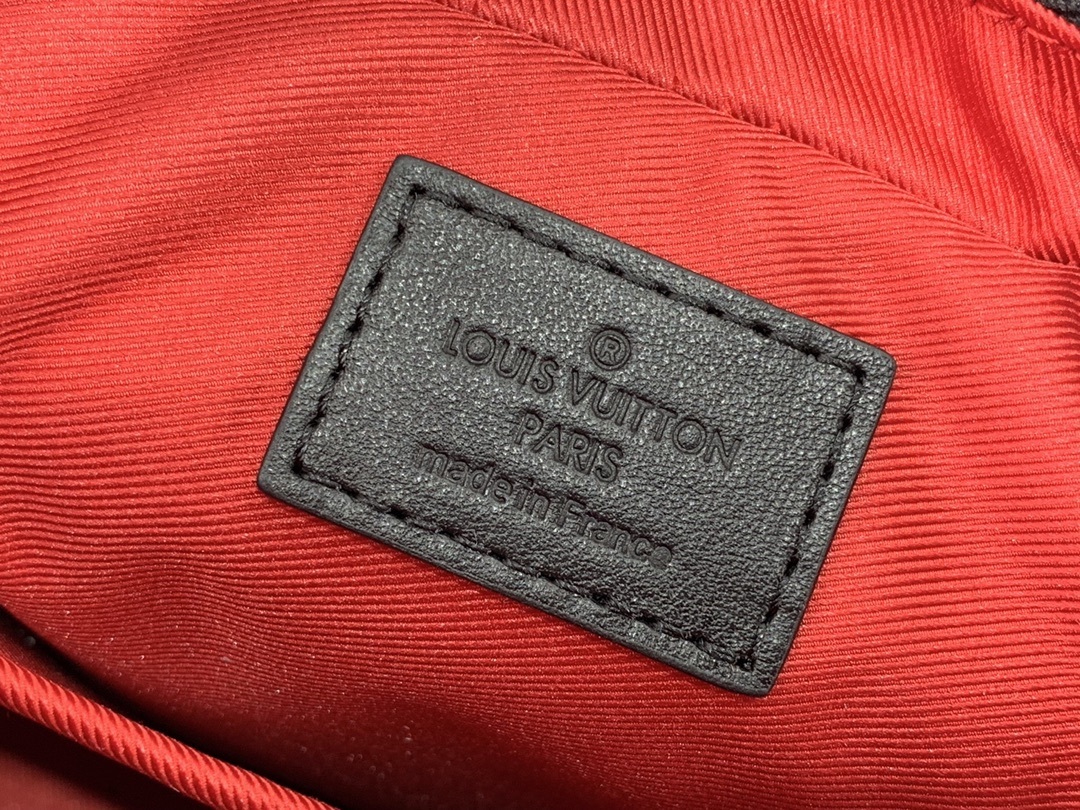 LV UTILITY MESSENGER BAG N40280