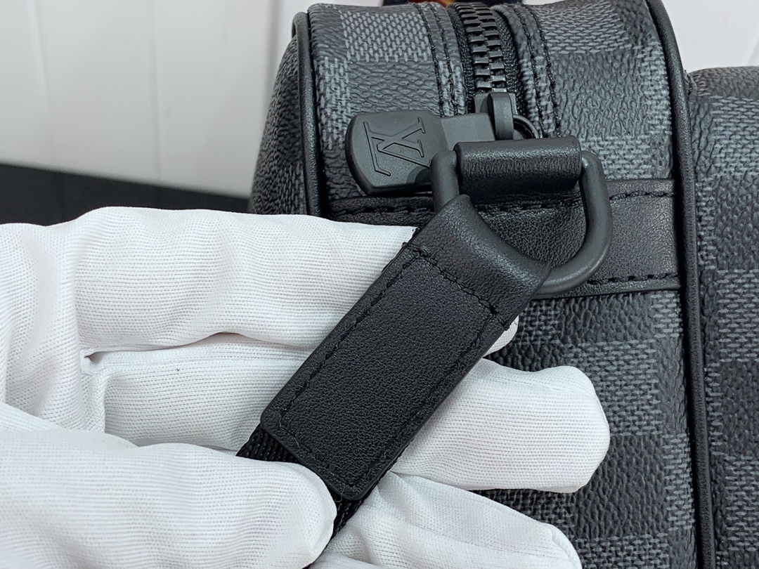 LV UTILITY MESSENGER BAG N40280