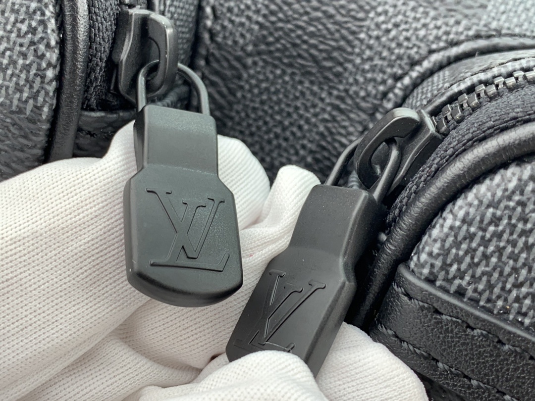 LV UTILITY MESSENGER BAG N40280