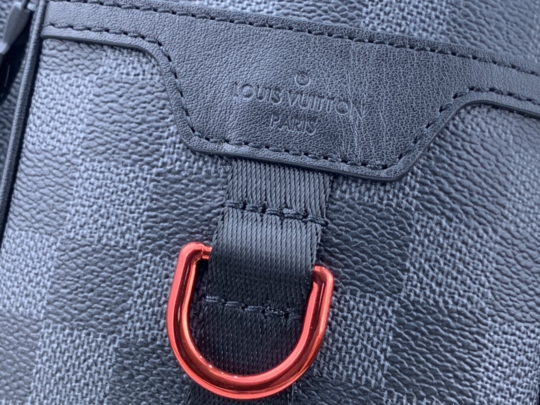 LV UTILITY MESSENGER BAG N40280