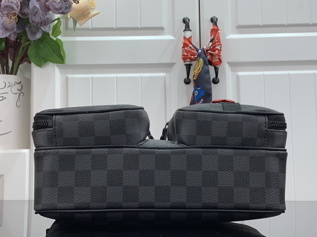 LV UTILITY MESSENGER BAG N40280