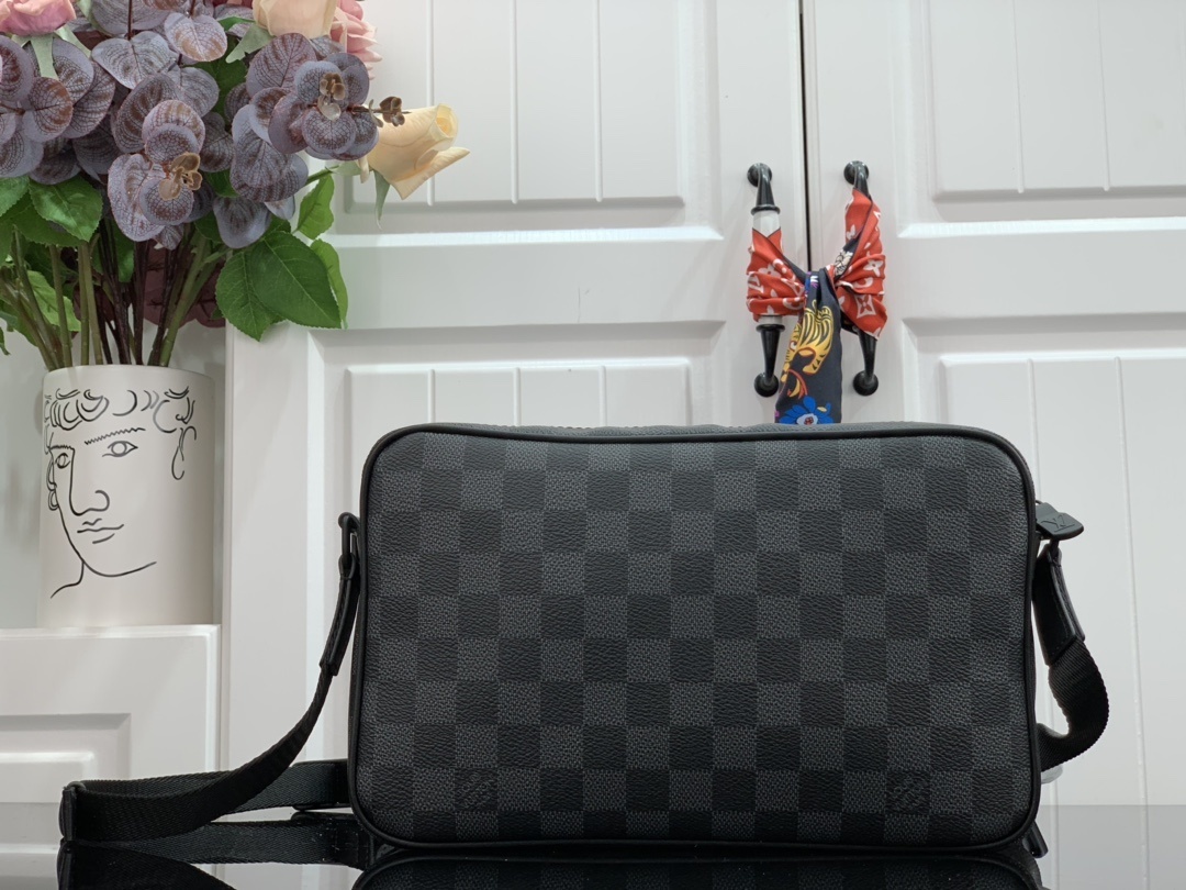 LV UTILITY MESSENGER BAG N40280