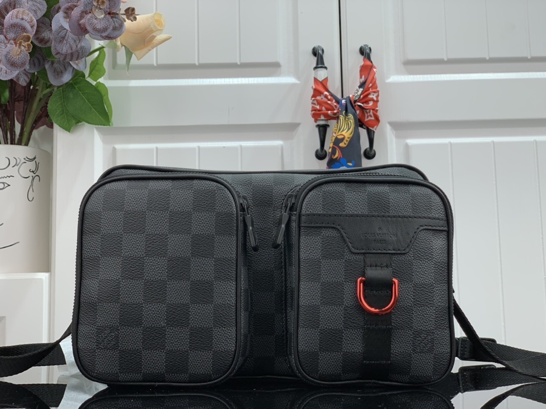 LV UTILITY MESSENGER BAG N40280