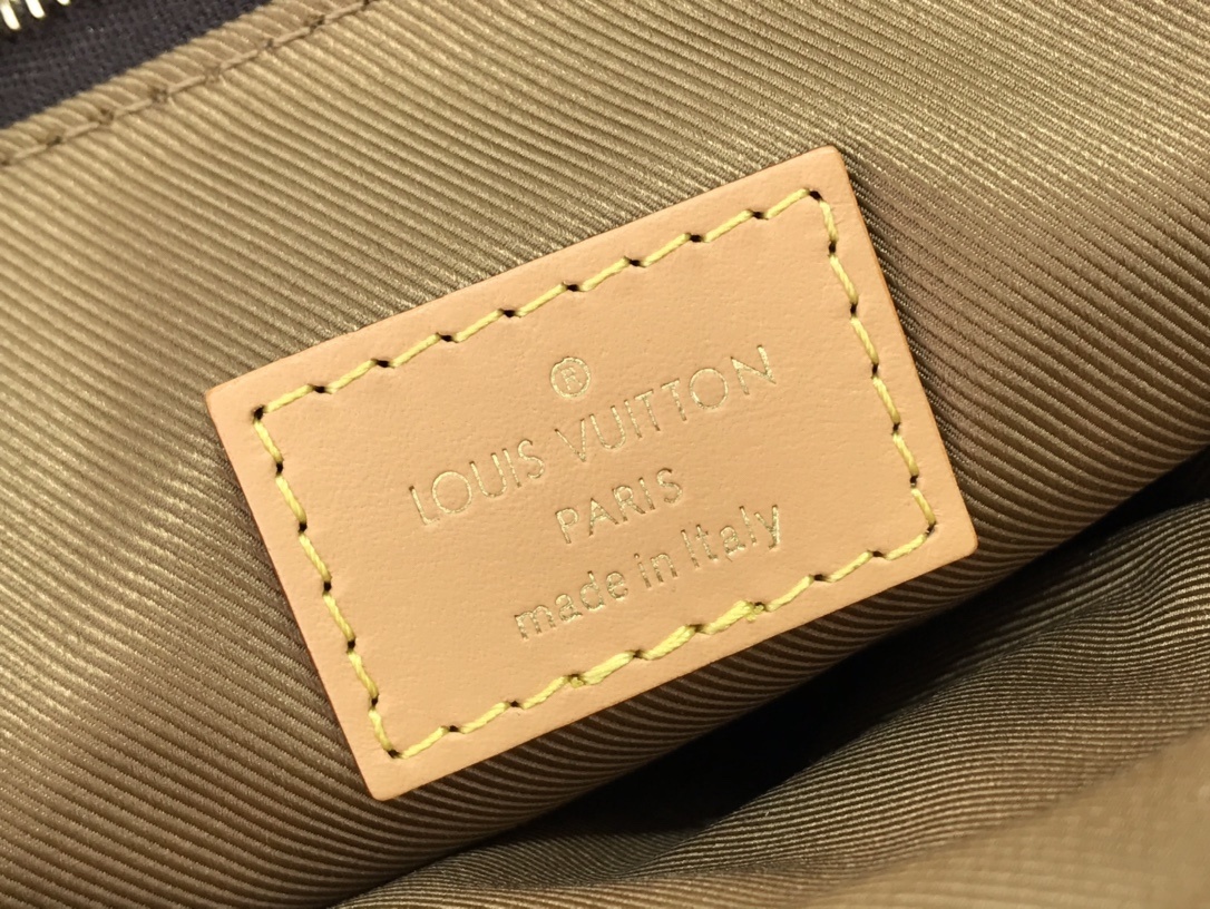 LV UTILITY PHONE SLEEVE M80746