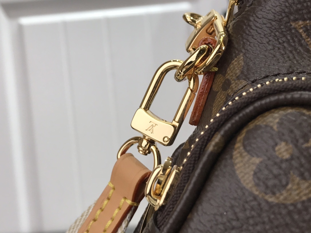 LV UTILITY PHONE SLEEVE M80746