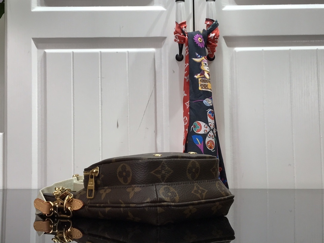 LV UTILITY PHONE SLEEVE M80746