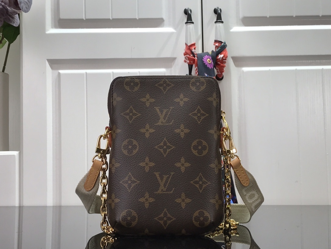 LV UTILITY PHONE SLEEVE M80746