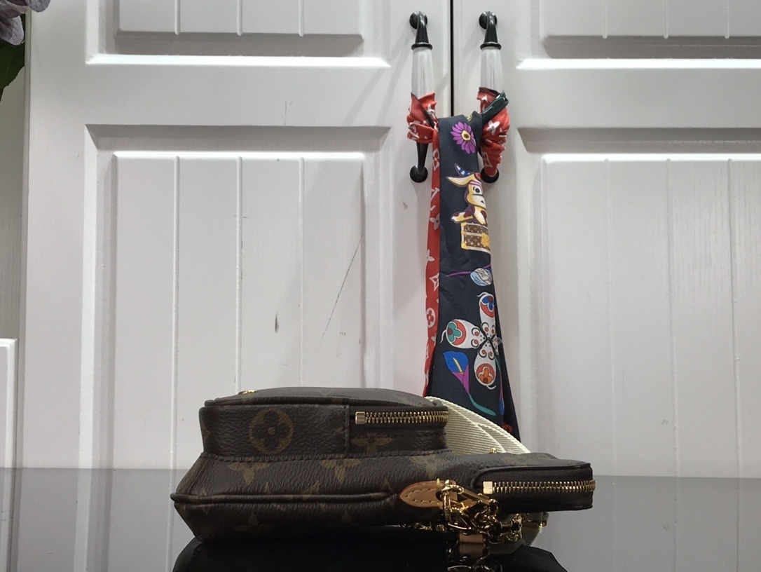 LV UTILITY PHONE SLEEVE M80746