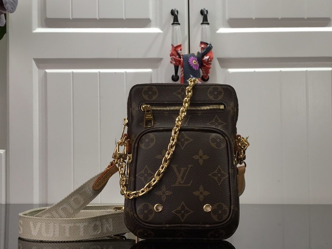 LV UTILITY PHONE SLEEVE M80746