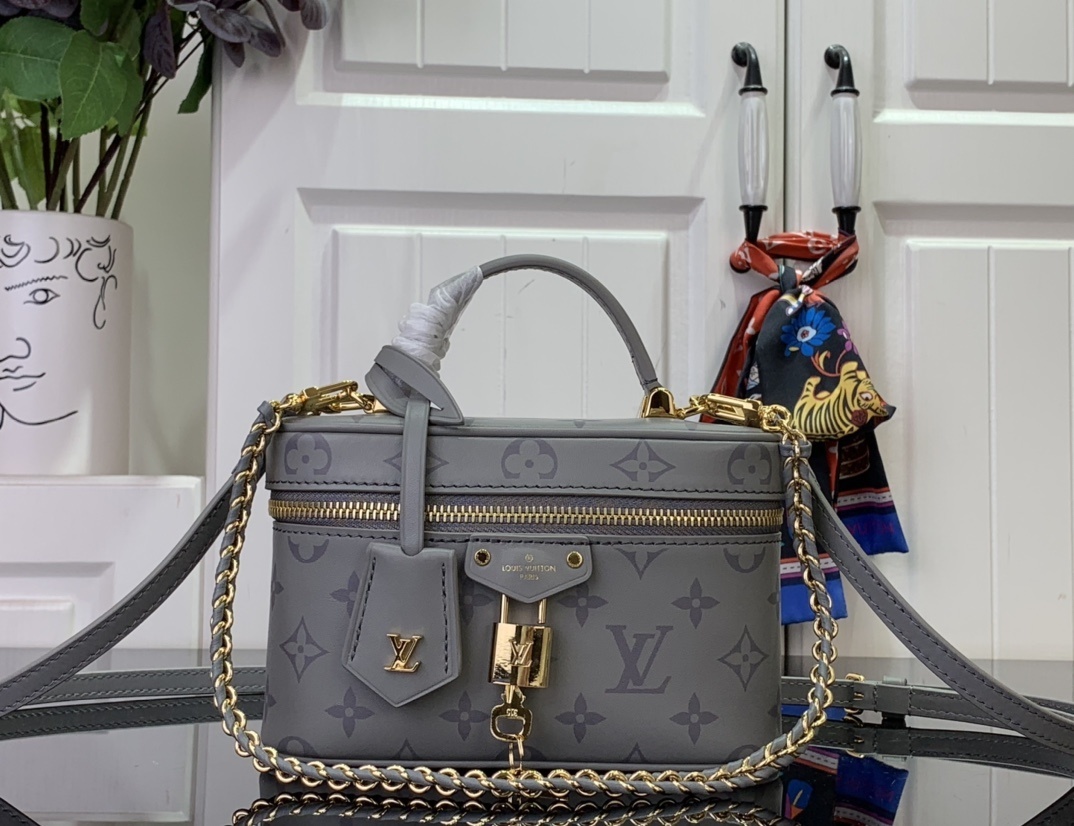 LV Vanity Chain Pouch m12427
