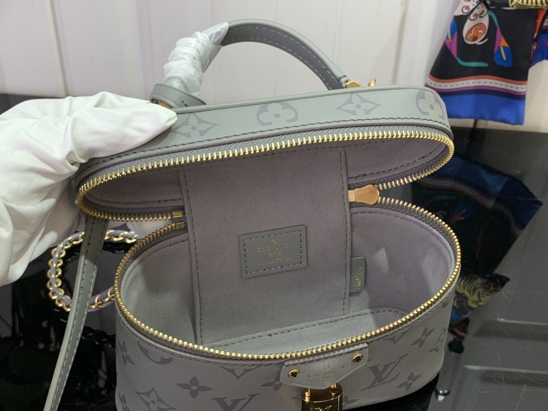 LV Vanity Chain Pouch m12427