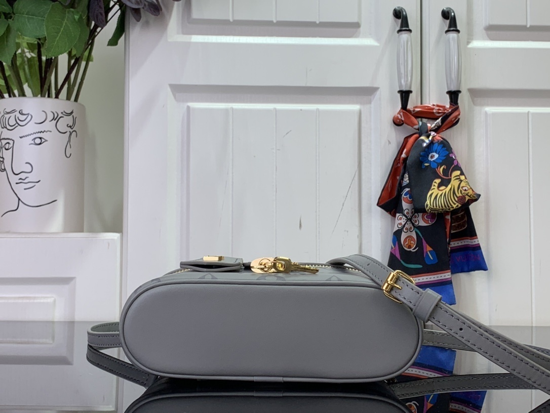 LV Vanity Chain Pouch m12427