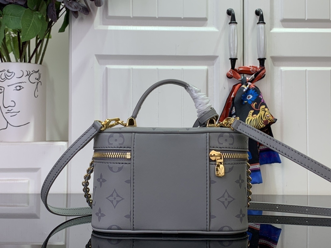 LV Vanity Chain Pouch m12427