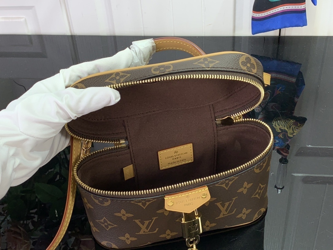 LV VANITY CHAIN POUCH M47125