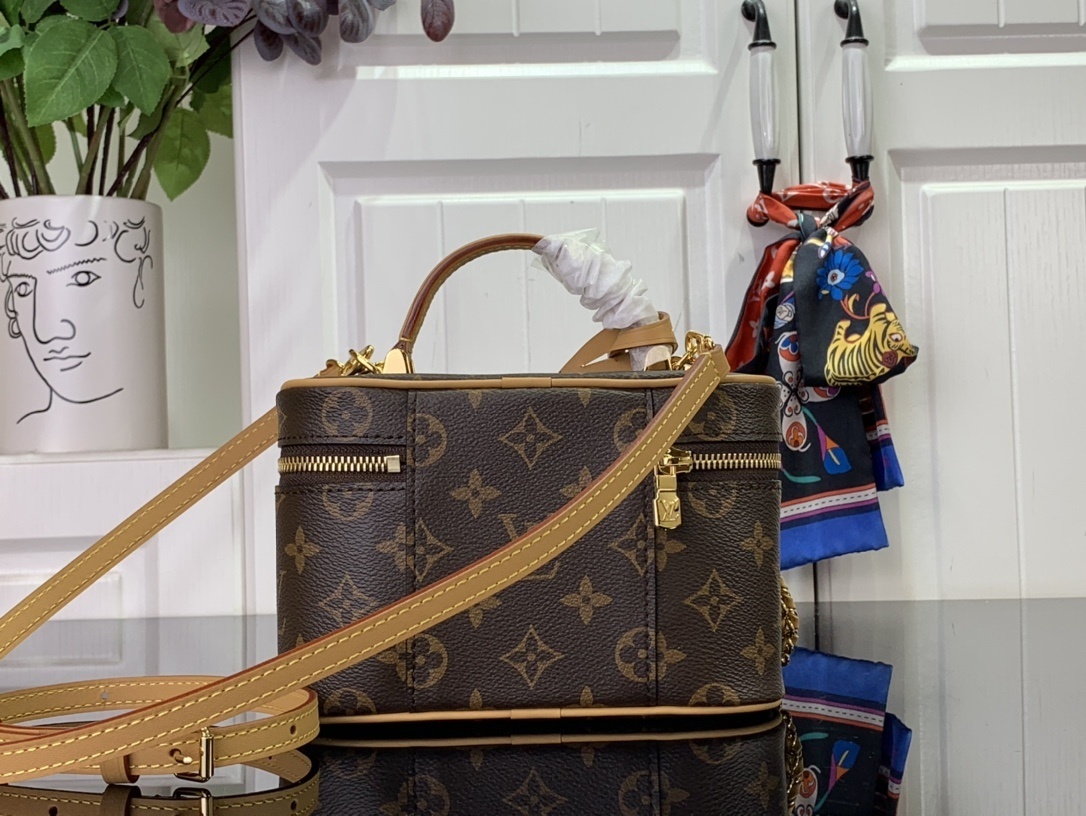 LV VANITY CHAIN POUCH M47125