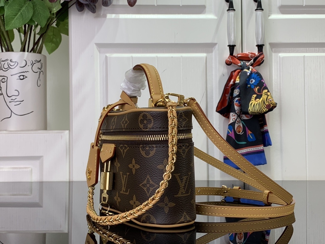 LV VANITY CHAIN POUCH M47125