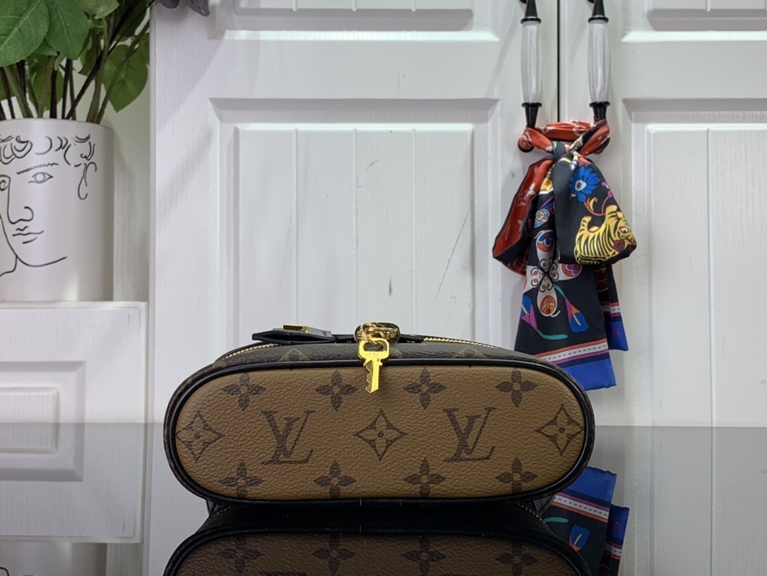 LV VANITY CHAIN POUCH M47125