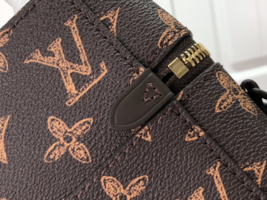 LV VERTICAL BOX TRUNK M59664