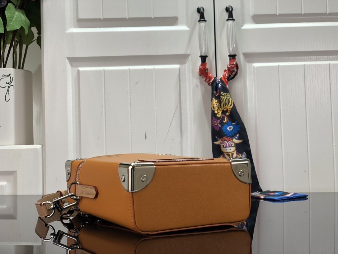 LV VERTICAL BOX TRUNK M59666