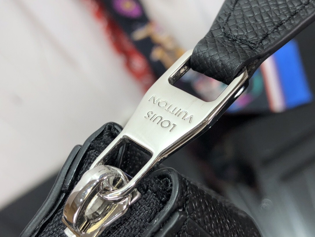 LV VERTICAL TOTE M30811