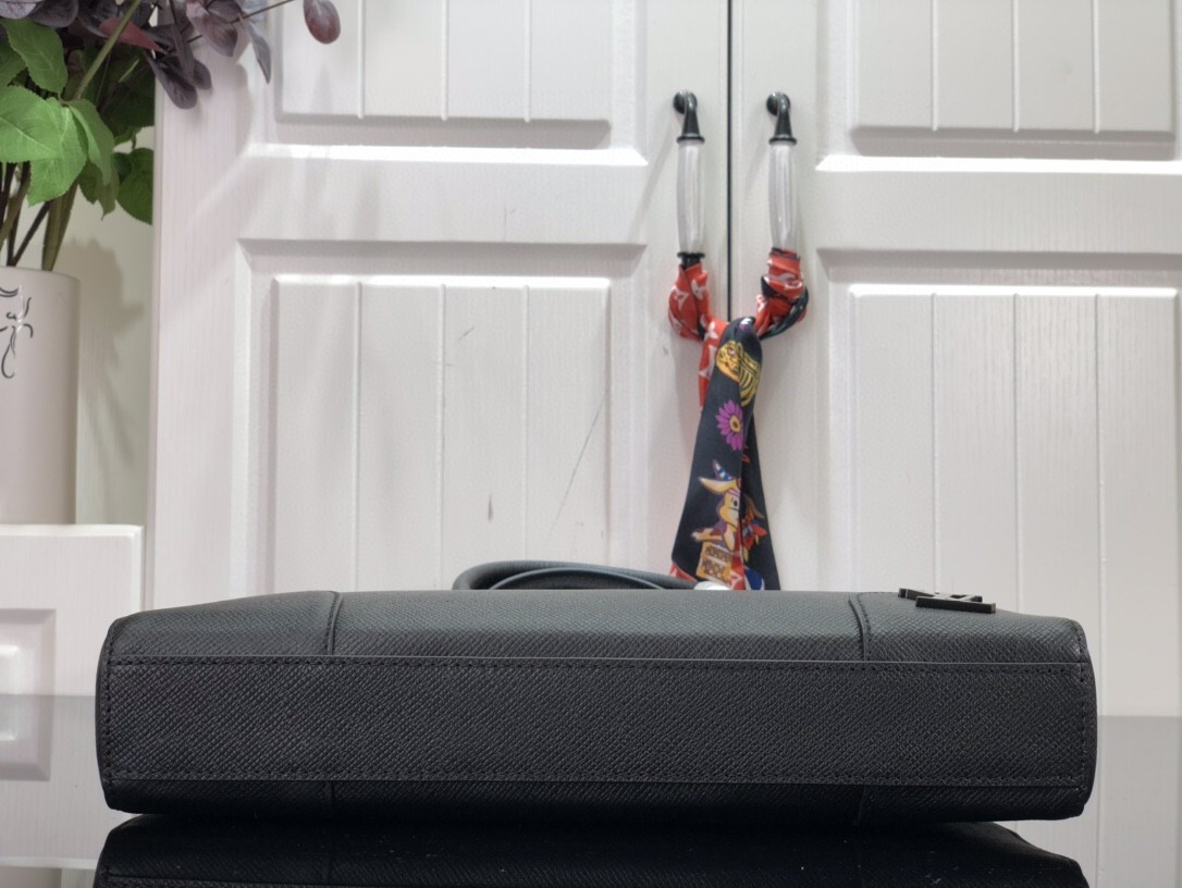 LV VERTICAL TOTE M30811