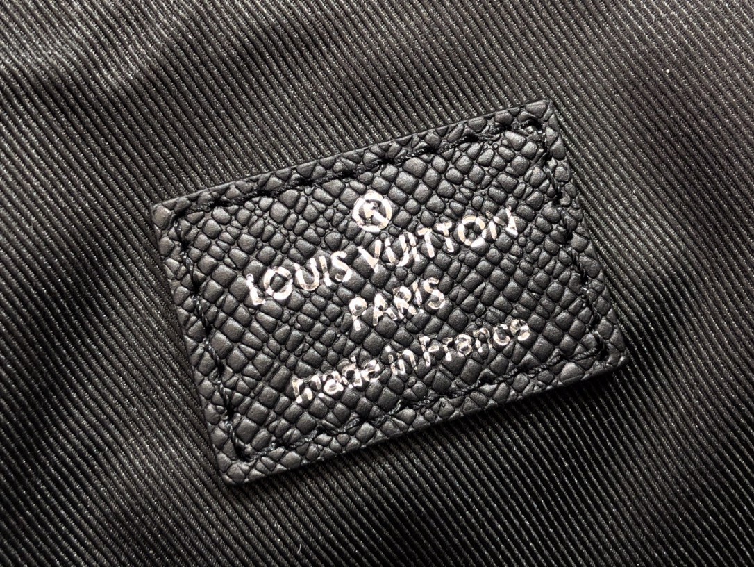 LV VERTICAL TOTE M30811