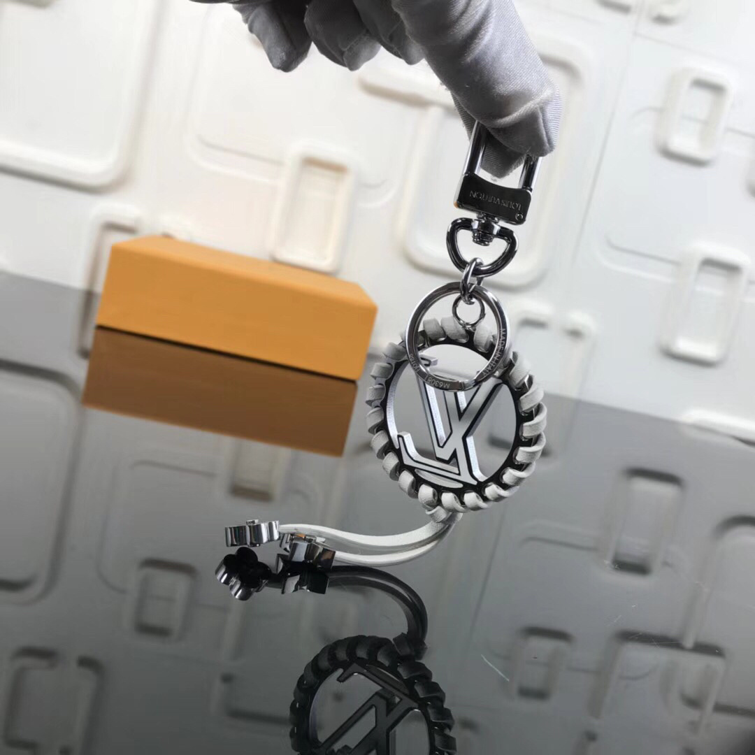 LV VERY BAG CHARM AND KEY HOLDER M63081