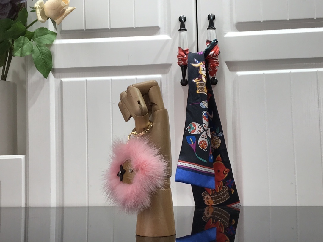 LV VIVIENNE FUR DOUDOU KEY HOLDER M69010 