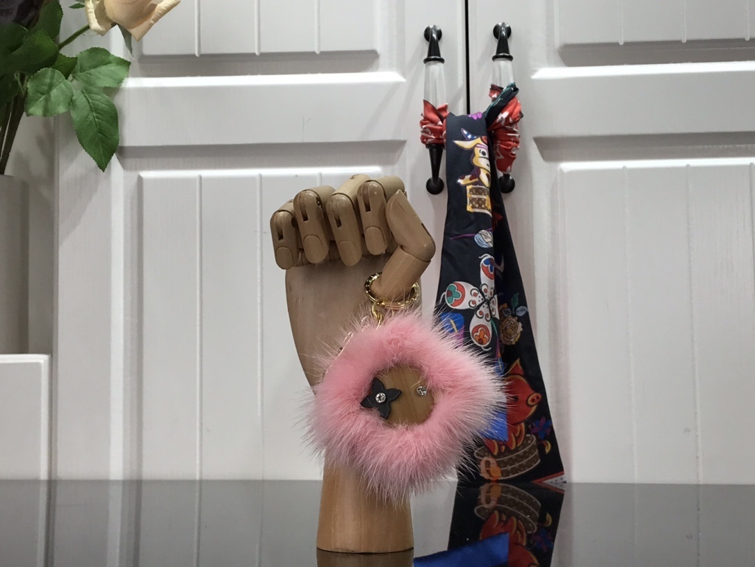 LV VIVIENNE FUR DOUDOU KEY HOLDER M69010