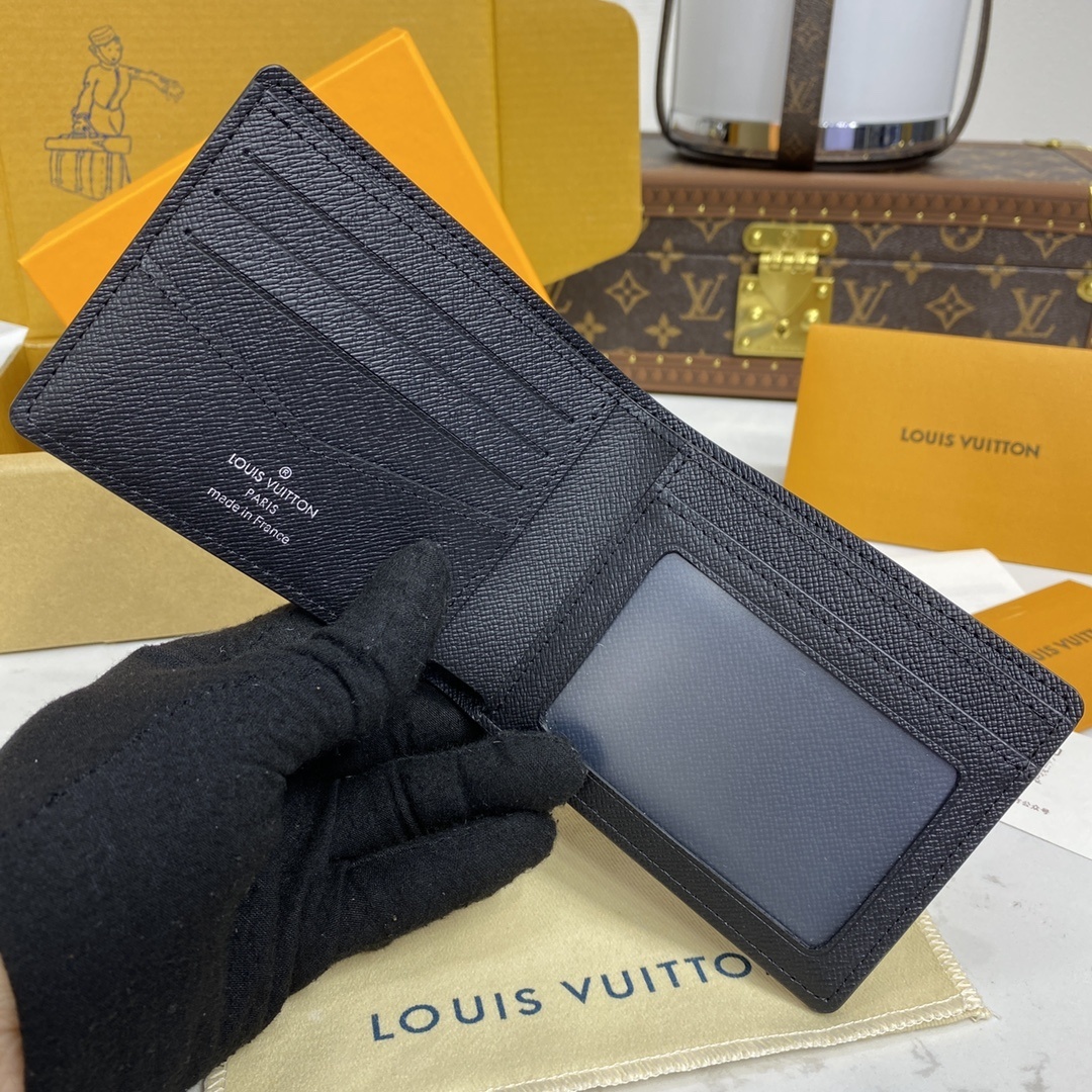 LV wallet M64002
