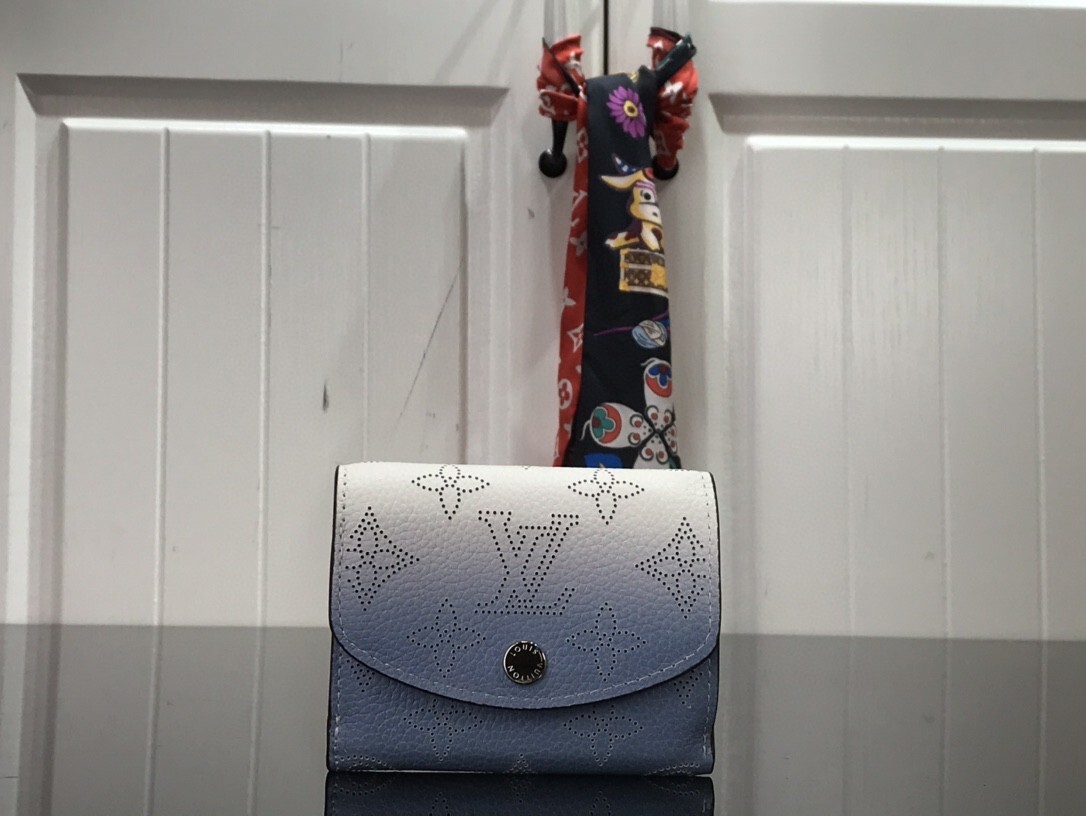 LV wallet M69033